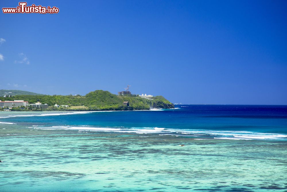 Immagine Veduta della spiaggia di Tumon a Guam, Stati Uniti. E' uno dei tratti di litorale più suggestivo di quest'isola dell'Oceania.