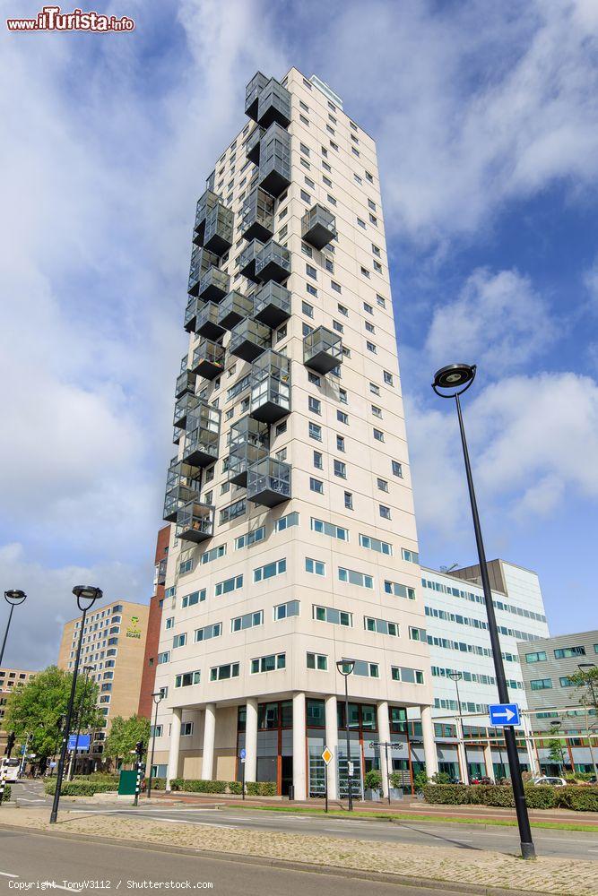 Immagine Veduta della Stadsheer a Tilburg, Olanda. Si tratta di una torre residenziale alta 101 metri nel cuore della cittadina del Brabante Settentrionale. Secono edificio più alto di Tilburg, è famoso per i suoi balconi caratteristici  - © TonyV3112 / Shutterstock.com