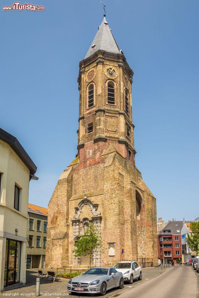 Immagine Veduta della torre di Peperbusse a Ostenda, Belgio. Chiamato così dalla gente del posto, il vecchio campanile della città è tutto ciò che rimane di un'antica chiesa distrutta da un incendio - © milosk50 / Shutterstock.com