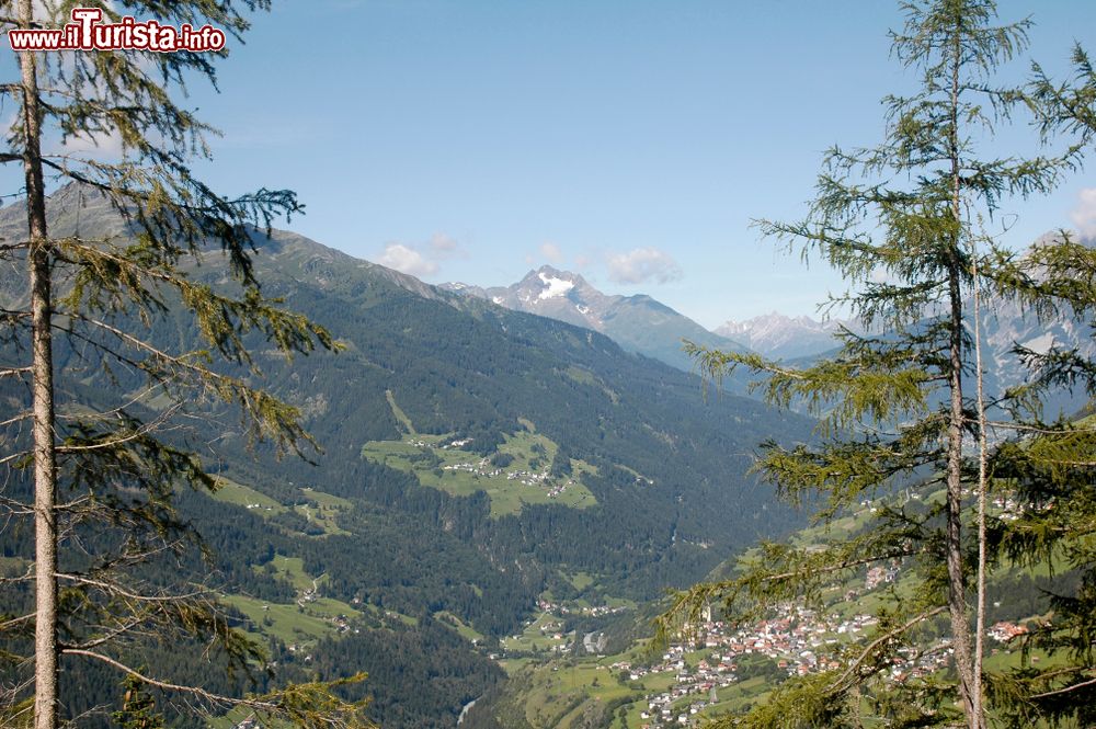 Immagine Veduta della valle di Kaunertal sopra Jerzens im Pitztal, Landeck (Austria). Siamo nel Tirolo Settentrionale in un perfetto punto di partenza per gli appassionati di attività invernali.