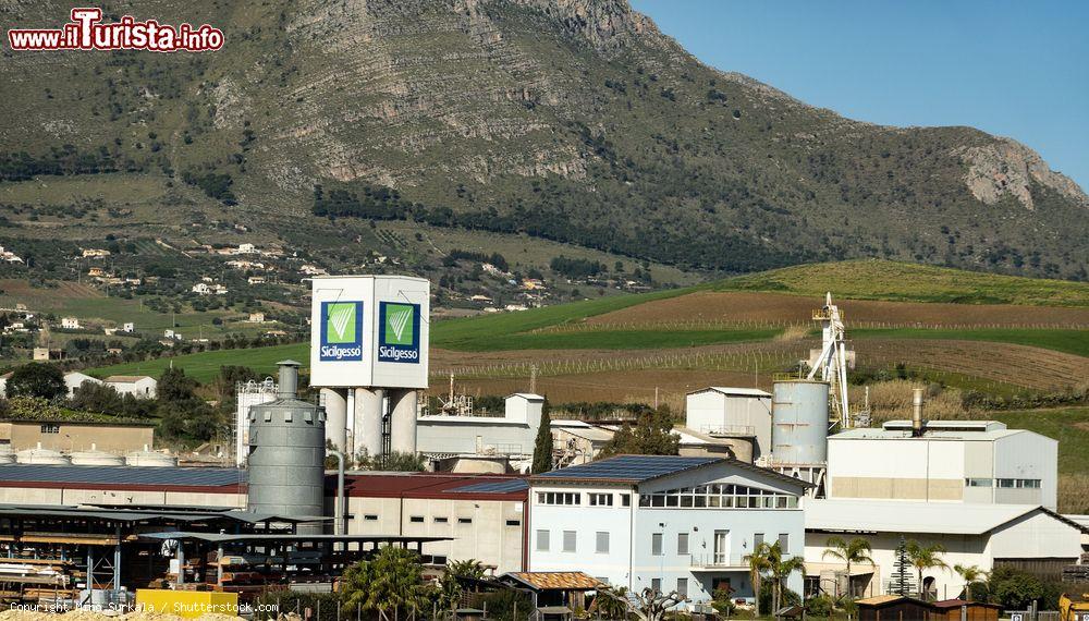 Immagine Veduta della zona industriale di Calatafimi in Sicilia - © Mino Surkala / Shutterstock.com