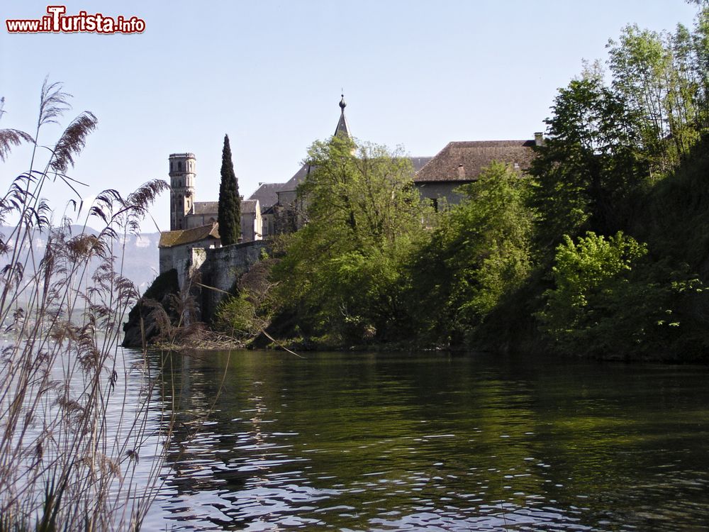 Immagine Veduta dell'abbazia di Altacomba nei pressi di Aix-les-Bains, Francia, dal lago di Bourget. Costruita verso la metà del XII° secolo dai monaci cistercensi, accoglie le sepolture dei principi da Savoia a iniziare da Umbero III° e sino al 1502.