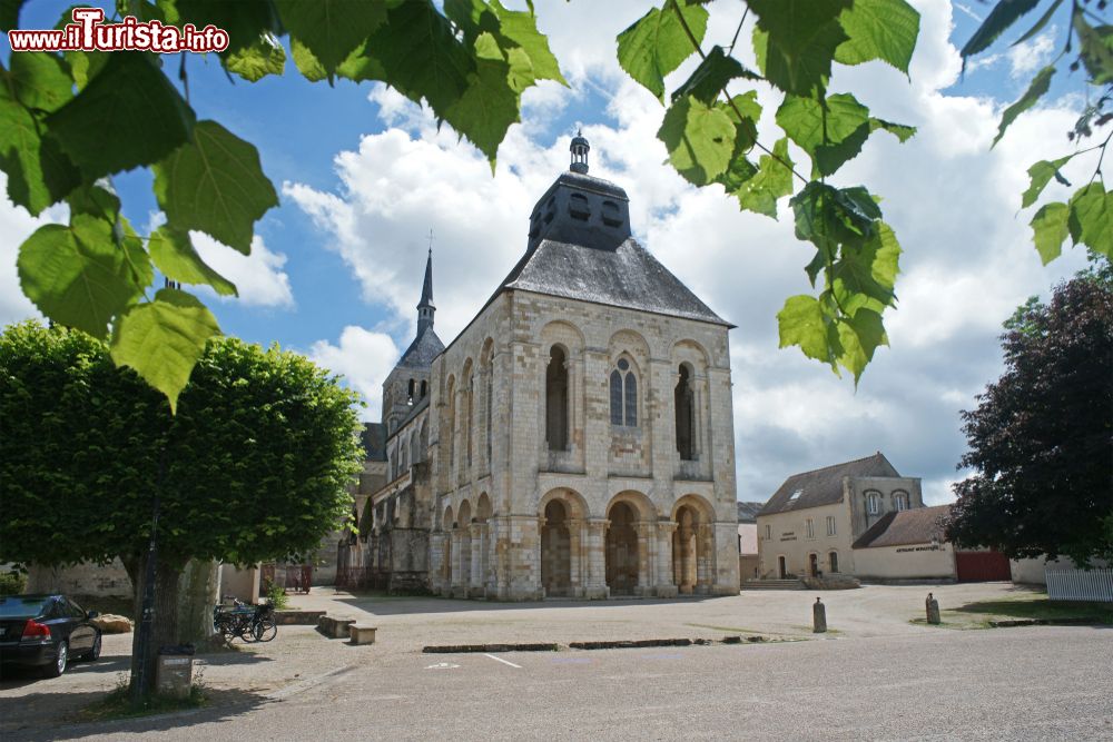 Immagine Veduta dell'abbazia di Fleury a Saint-Benoit-sur-Loire, Francia. E' una splendida testimonianza di arte romanica.