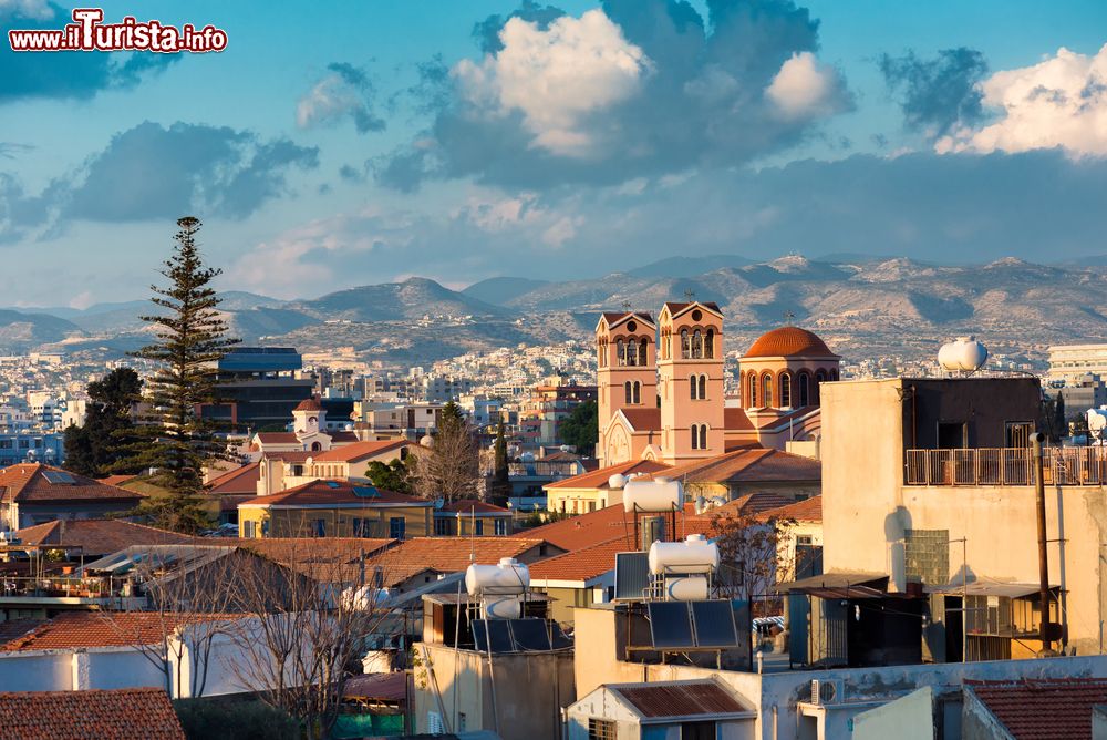 Immagine Veduta dell'antica città di Limassol, isola di Cipro. Famosa per la sua tradizione culturale, Limassol è un vivace centro marittimo, ricco di musei e di siti archeologici.