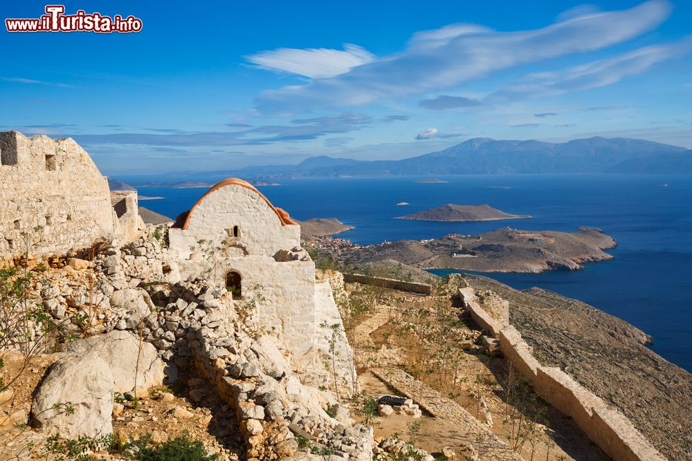 Immagine Veduta dell'antico castello dell'isola di Chalki, arcipelago del Dodecaneso (Grecia).