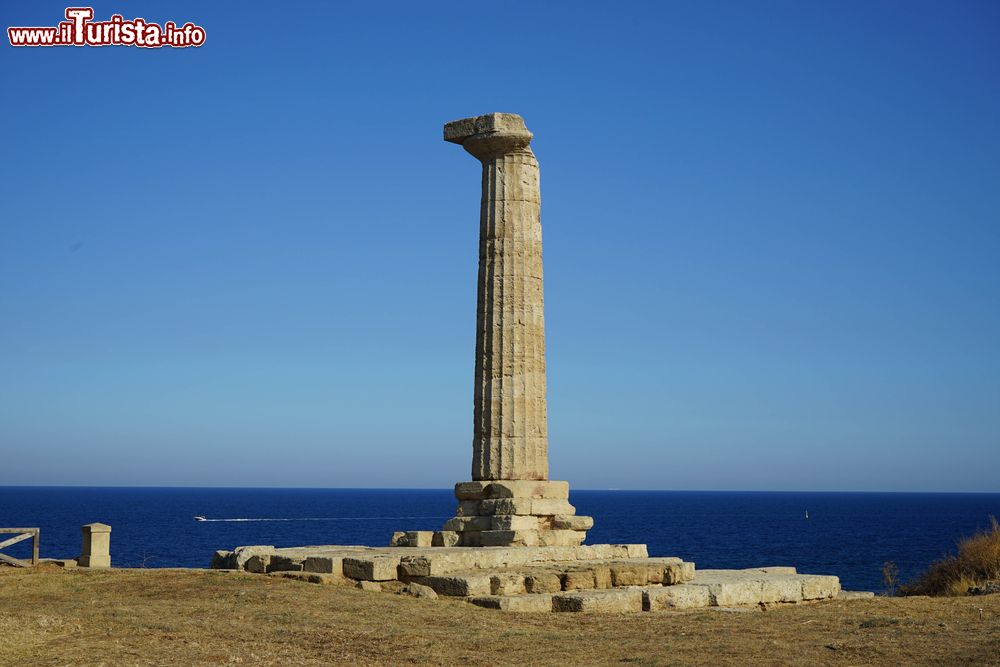 Immagine Veduta dell'area archeologica di Capo Colonna, Crotone. Una colonna superstite del tempio di Hera Lacinia, uno dei più importanti della Magna Grecia.