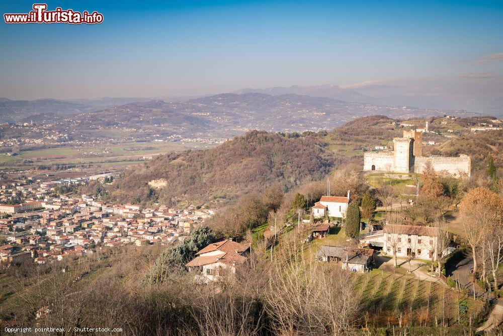 Immagine Veduta delle colline di Montecchio Maggiore, Vicenza. Qui sorge il castello di Giulietta che ispirò la tragica storia d'amore scritta da Shakespeare  - © pointbreak / Shutterstock.com