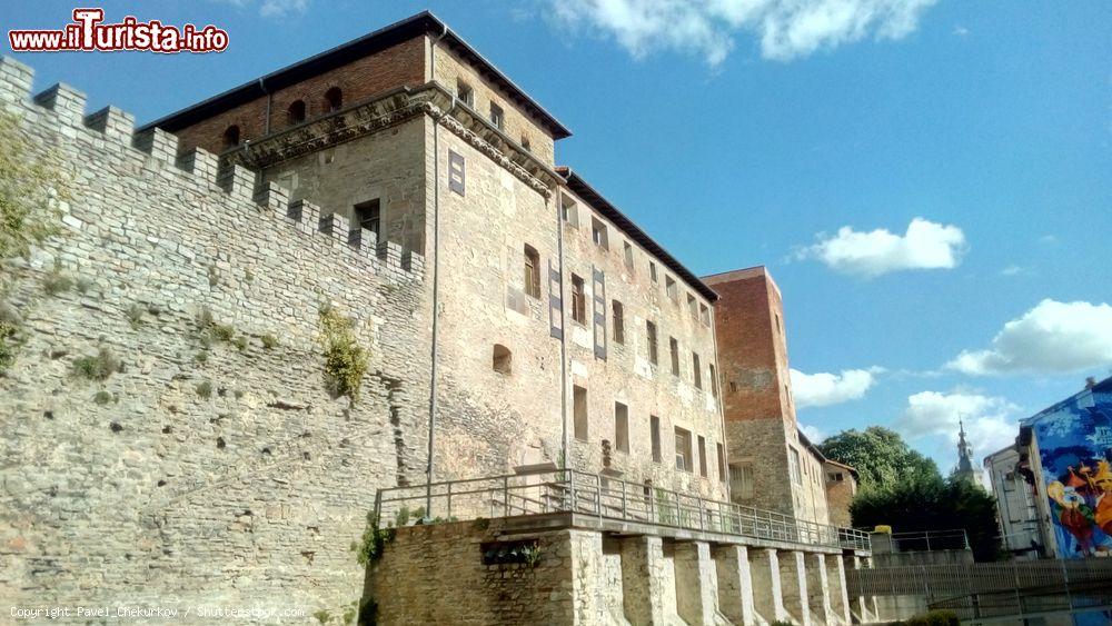 Immagine Veduta delle mura medievali di Vitoria Gasteiz, Spagna. Circondata dalle mura di difesa dell'XI° secolo, prima che il re Sancho costruisse la nuova città, Vitoria Gasteiz è sempre stata una cittadina bel protetta - © Pavel_Chekurkov / Shutterstock.com