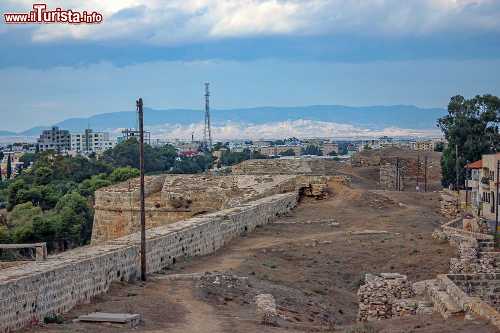 Immagine Veduta delle rovine dell'antico castello di Famagosta, Cipro Nord. Sullo sfondo, la moderna cittadina.