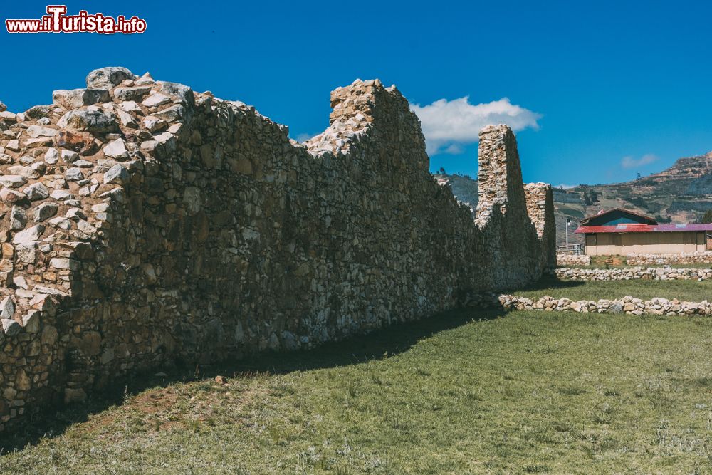 Immagine Veduta delle rovine di Huamachuco a Trujillo, Perù. Questa cittadina di montagna ospita un sito lungo circa 3 km ed è circondato da alte mura difensive che racchiudono edifici monumentali.