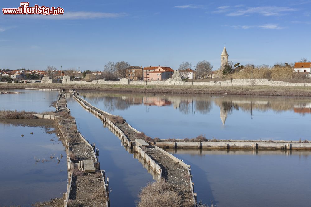 Immagine Veduta delle saline nella città vecchia di Nin, Croazia.