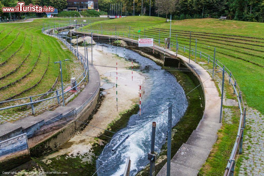 Immagine Veduta dell'Eiskanal di Augusta, torrente artificiale di acque bianche (Germania) - © Matyas Rehak / Shutterstock.com