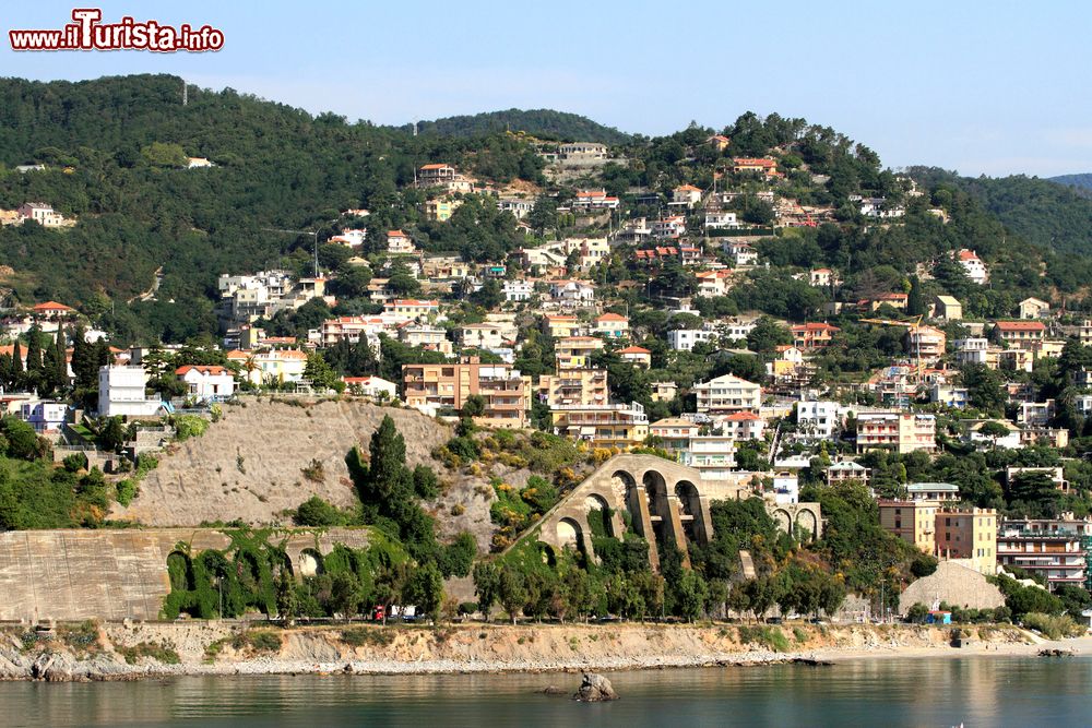 Immagine Veduta di Albissola Marina, Savona, Liguria. Questo grazioso Comune ligure, che conta circa 5500 abitanti, è famoso per la lavorazione della ceramica.