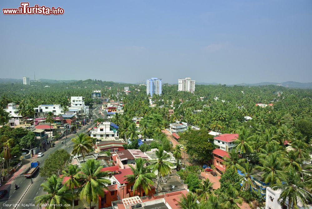 Immagine Veduta di Ambalamukku, Trivandrum, dalla cima dell'Hotel Windsor Rajadhani, Kerala, India. La capitale del paese è immersa nel verde - © AjayTvm / Shutterstock.com