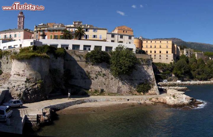 Immagine Veduta di Bastia, Corsica. E' il principale porto nonché il più importante centro commerciale e industriale dell'isola francese.