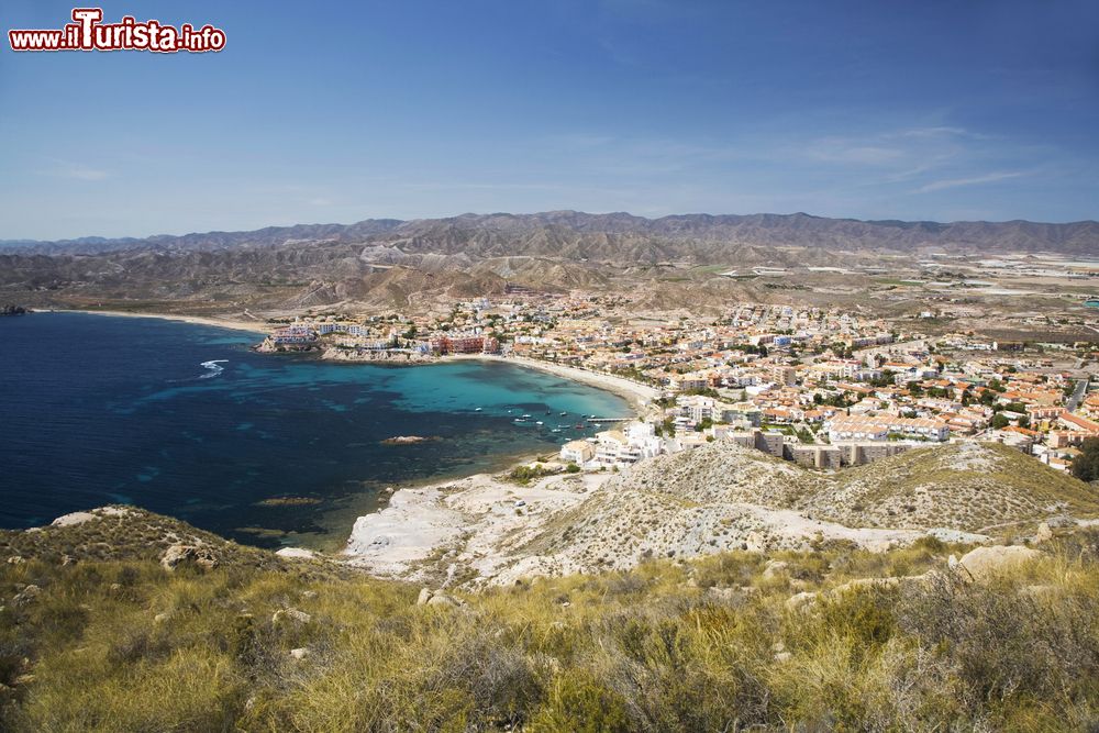 Immagine Veduta di Calabardina Beach a Aguilas, Murcia, Spagna. Le più grandi aree residenziali della città si estendono attorno a questa spiaggia dove un tempo si trovava il villaggio dei pescatori. 