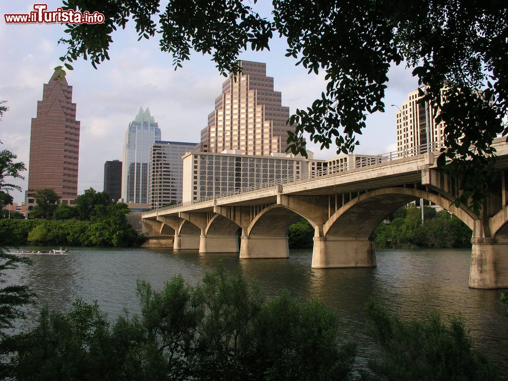Immagine Veduta di Congress Avenue Bridge a Austin, Texas. E' uno dei ponti più importanti della città e attraversa il Lady Bird Lake.