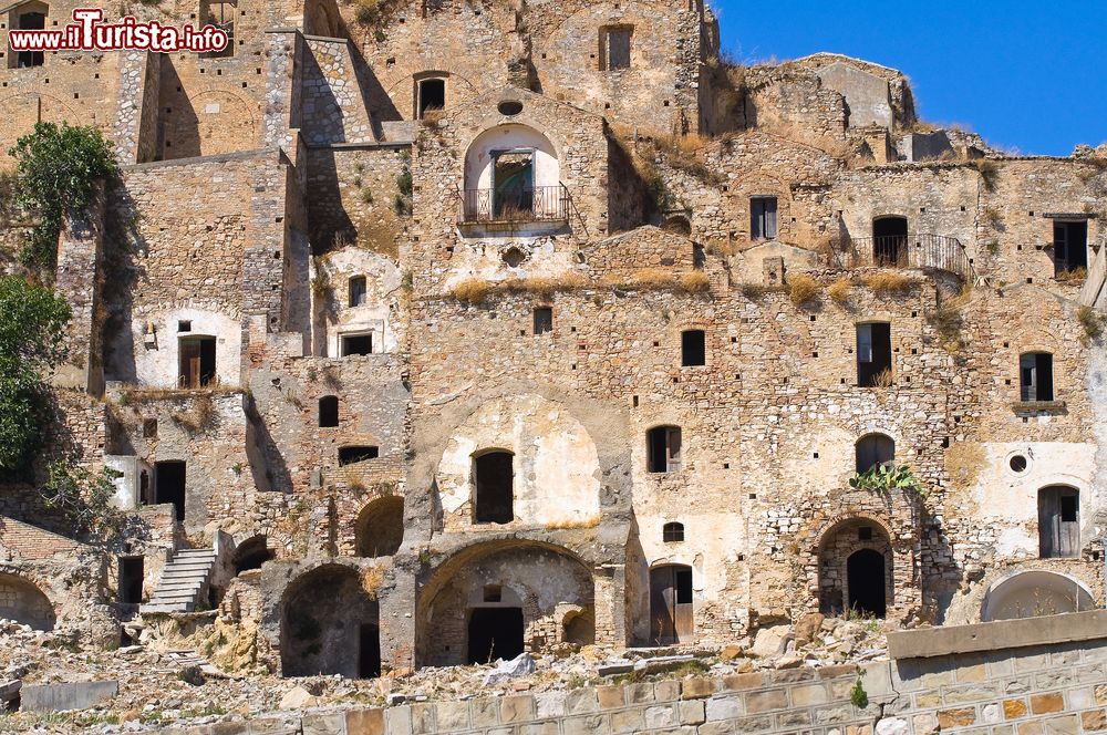 Immagine Veduta di Craco, Basilicata, Italia. La cittadina sorge nella zona collinare che precede l'Appennino Lucano a circa 390 metri di altitudine, a mezza strada fra i monti e il mare.