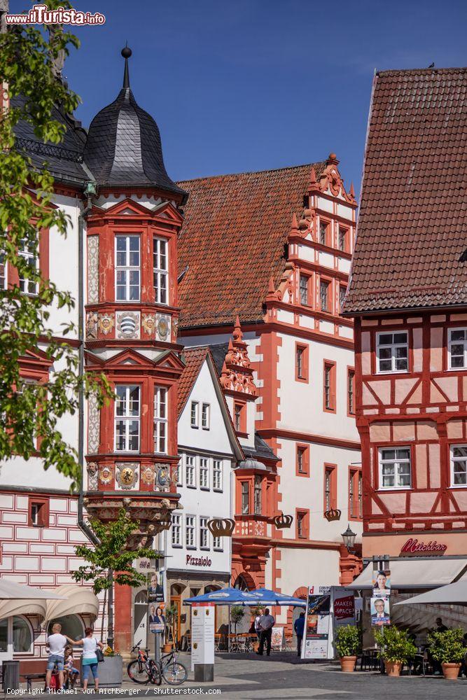 Immagine Veduta di Herrngasse dalla piazza del mercato di Coburgo (Germania) con le tipiche case medievali - © Michael von Aichberger / Shutterstock.com