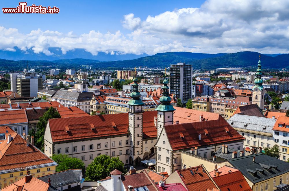 Immagine Veduta di Klagenfurt dal Landhaus, Austria. Si tratta dell'antico Palazzo della Dieta Regionale e rappresenta un eccellente esempio di architettura rinascimentale in terra austriaca.