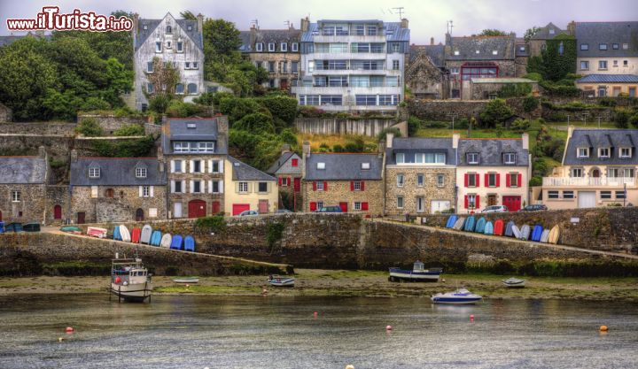 Immagine Veduta di Le Conquet, ad ovest di Brest in Francia - Konk-Leon in bretone, è un comune francese del dipartimento del Finistère, in Bretagna. In questa immagine il villaggio che ospita il faro e il forte di Kermorvan © Rolf E. Staerk / Shutterstock.com