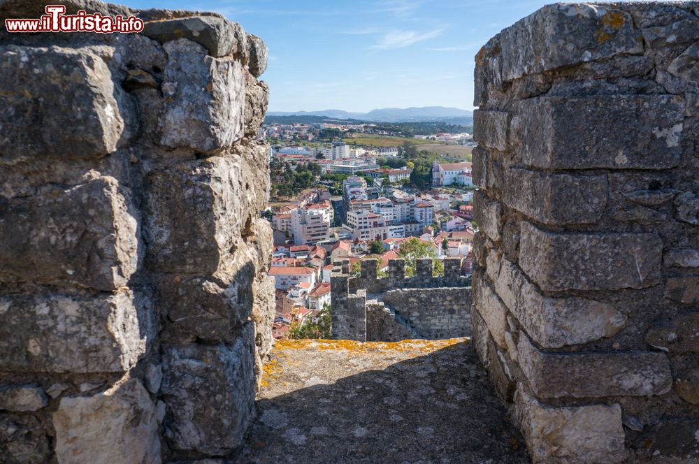 Immagine Veduta di Leiria dalle mura del castello (Portogallo). La struttura che si vede oggi è la ricostruzione non fedele dell'originale effettuata al tempo della dittatura di Salazar.