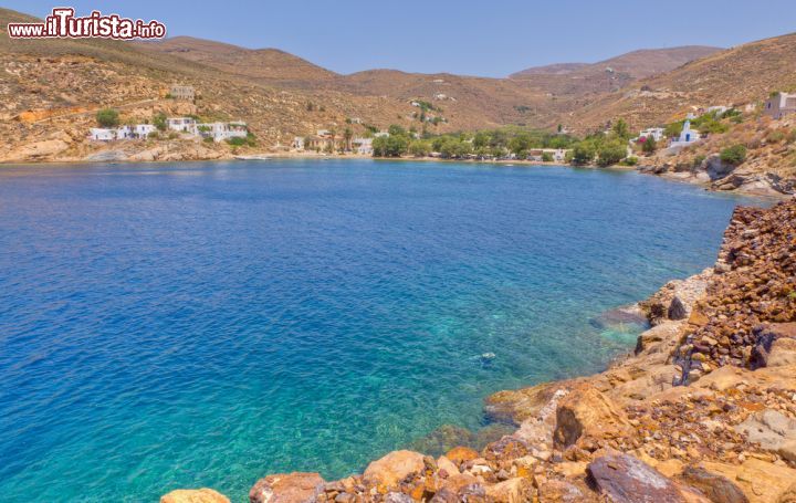 Immagine Veduta di Megalo Livadi sull'isola di Serifos, Grecia. Il pittoresco villaggio di Megalo Livadi si affaccia sulle acque del Mar Egeo - © Lefteris Papaulakis / Shutterstock.com