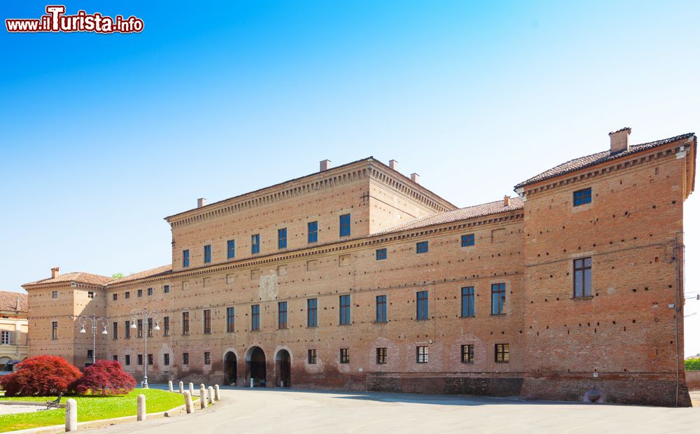 Immagine Veduta di Palazzo Bentivoglio a Gualtieri, provincia di Reggio Emilia. Addossato all'argine maestro del fiume Po, questo borgo è ricco di testimonianze storiche del passato.