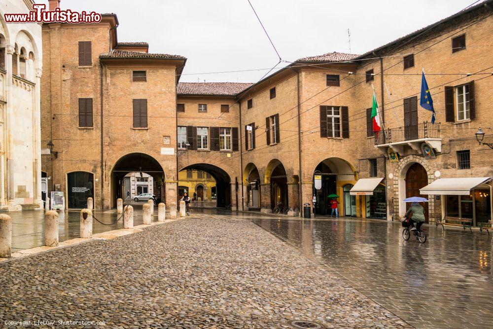 Immagine Veduta di Piazza del Duomo a Modena, Emilia-Romagna. Ha una superficie di 17 mila metri quadrati e forma rettangolare ed è dominata dall'imponente fronte gotica del duomo - © LIeLO / Shutterstock.com