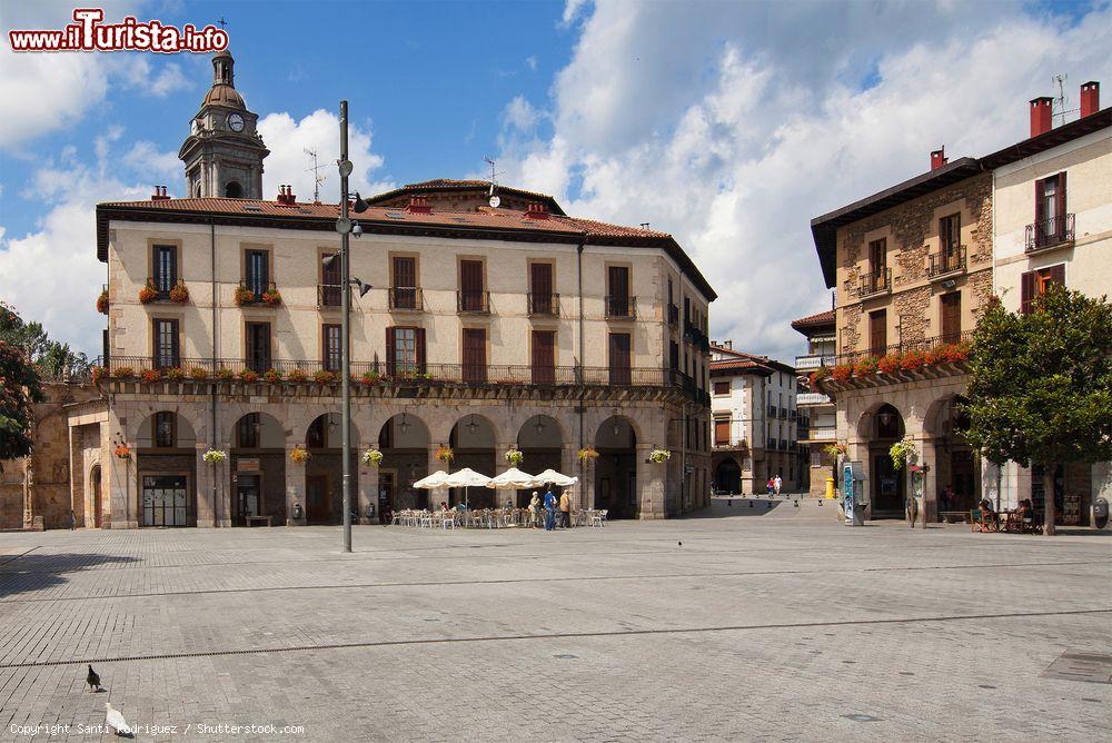 Immagine Veduta di Plaza de los Fueros nella città vecchia di Onati, Paesi Baschi, Spagna - © Santi Rodriguez / Shutterstock.com