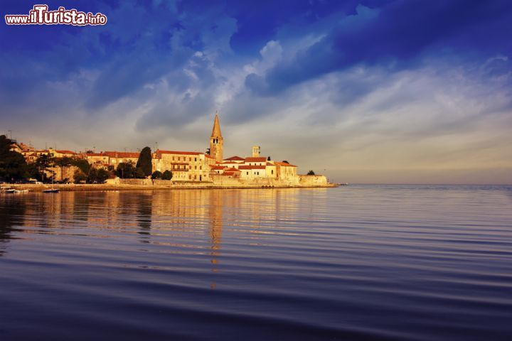 Immagine Veduta di Porec, Croazia. Questa città croata situata sulla costa occidentale della penisola istriana, è uno dei maggiori centri turistici della regione. Qui, fotografata al calar del sole, si presenta in tutto il suo splendore - © Phant / Shutterstock.com