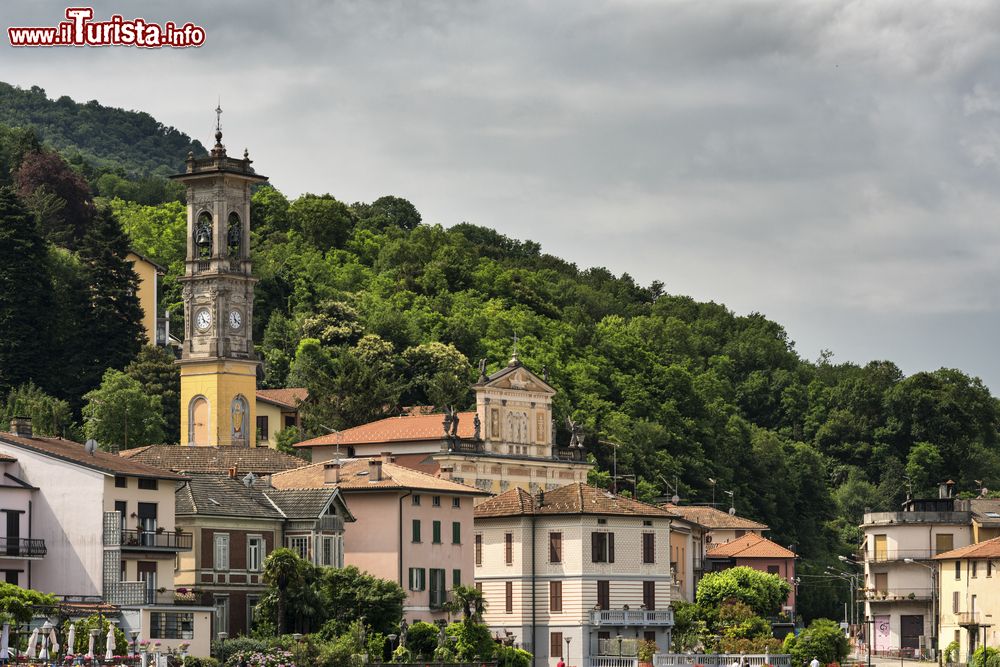 Immagine Veduta di Porto Ceresio, provincia di Varese, Lombardia. Affacciato sul lago di Lugano (o Ceresio), questo paesino è stato definito uno dei più belli d'Italia.