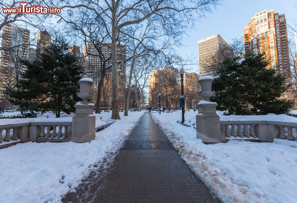 Immagine Veduta di Rittenhouse Square innevata, Philadelphia, Pennsylvania (USA). E' una delle cinque piazze progettate dal fondatore della città William Penn nel tardo XVII° secolo. E' il cuore del quartiere più costoso di Philadelphia.