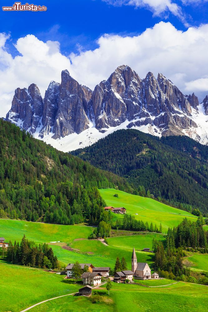 Immagine Veduta di Santa Maddalena in Val di Funes, Trentino Alto Adige. Questo paesino è un punto di partenza strategico per le escursioni nel Parco Naturale Puez-Odle.