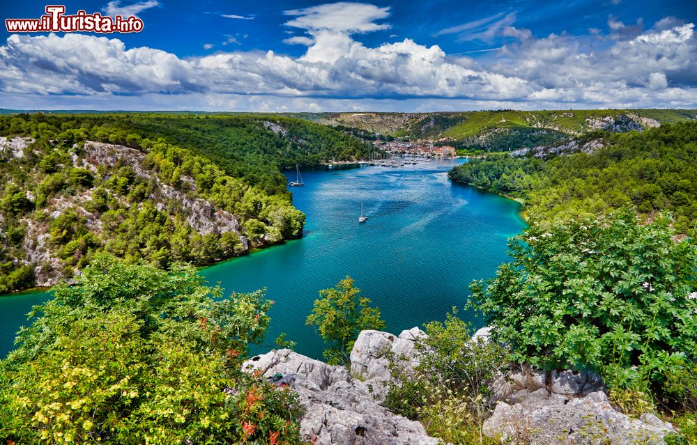 Immagine Veduta di Sibenik dal ponte sul fiume Krka, Skradin, Croazia. La cittadina di Skradin, nella Dalmazia Centrale, è una delle più antiche della Croazia. Dista una quindicina di km da Sibenik.