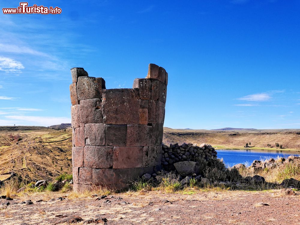 Immagine Veduta di Sillustani Funeral Towers nei pressi di Puno, Perù. Questo cimitero pre-inca ospita tombe costruite sopra la terra in strutture a torre chiamate chullpas. Si tratta di vestigia del popolo Qulla.