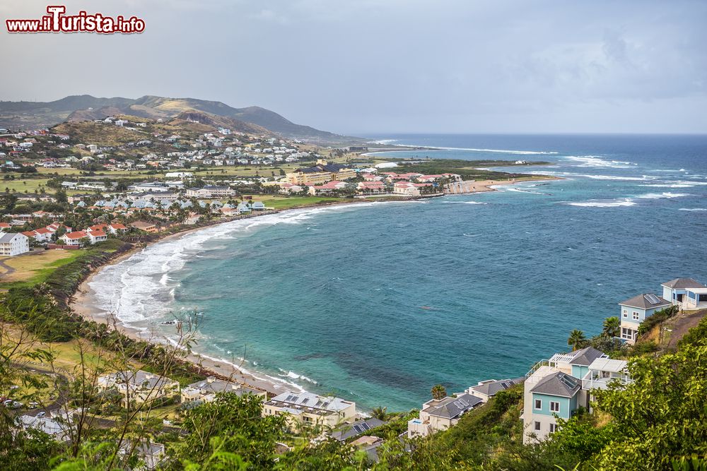 Immagine Veduta di St. Kitts and Nevis da Timothy Hill, Indie Occidentali. Da quest'altura si può ammirare un panorama mozzafiato sulle due isole dell'arcipelago delle Piccole Antille.