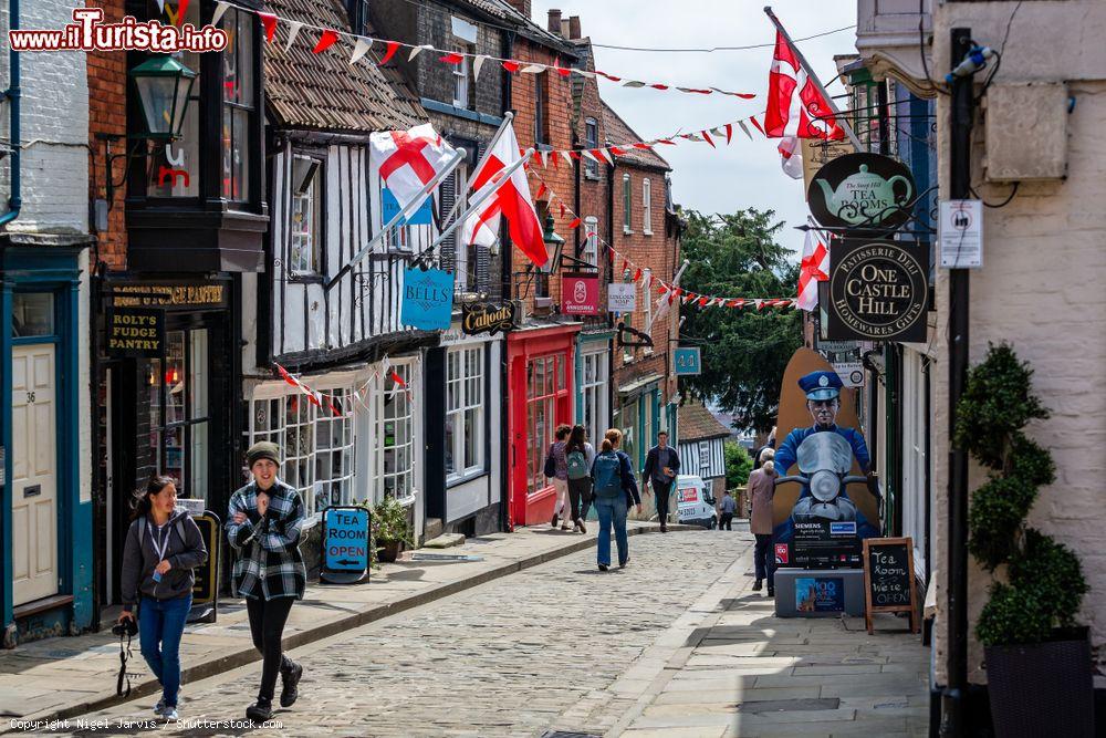 Immagine Veduta di Steep Hill Street dal castello medievale di Lincoln, Inghilterra, con turisti a passeggio - © Nigel Jarvis / Shutterstock.com