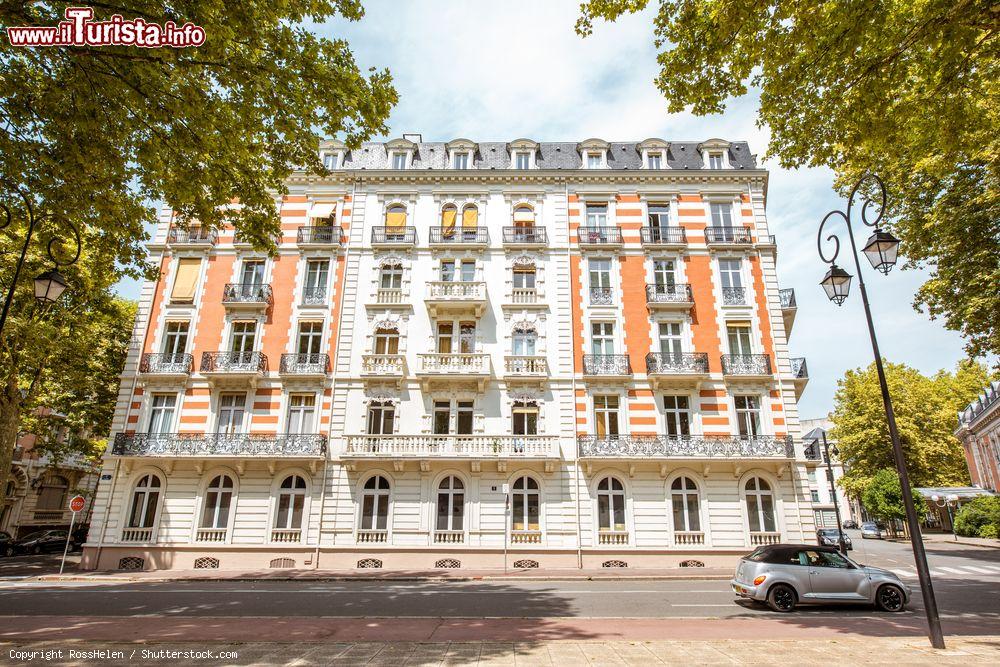 Immagine Veduta di un antico palazzo residenziale nella città di Vichy, Francia - © RossHelen / Shutterstock.com