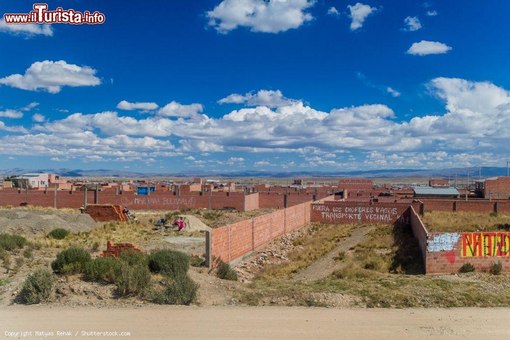 Immagine Veduta di un sobborgo di El Alto, Bolivia. Uno dei principali problemi è ancora oggi l'approvvigionamento di acqua - © Matyas Rehak / Shutterstock.com