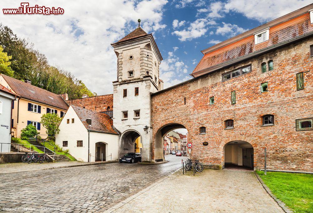Immagine Veduta di un tratto dell'antica cinta muraria medievale di Landsberg am Lech in Baviera, Germania - © Olgysha / Shutterstock.com