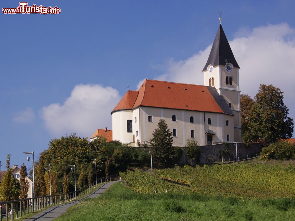 Immagine Veduta di una chiesa con il campanile a Bad Radkersburg, Austria. 