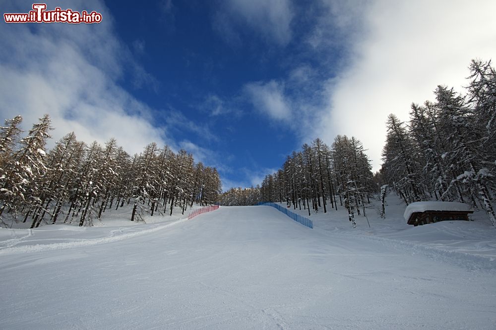 Immagine Veduta di una pista da sci a Monginevro, Francia. Questa località si trova nelle Alte Alpi nella Provenza-Alpi-Costa Azzurra.