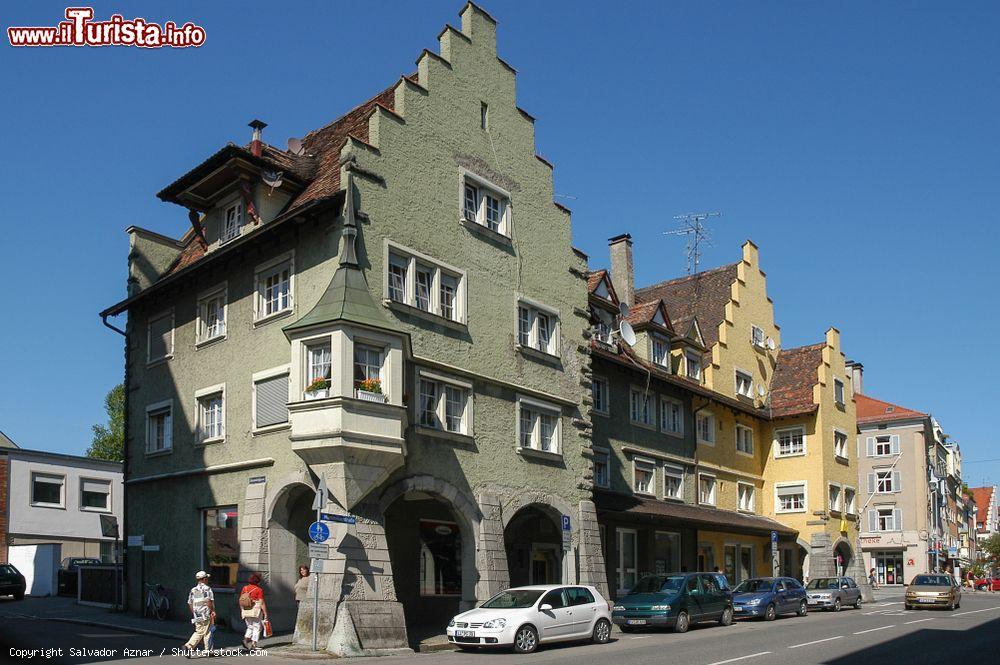Immagine Veduta di una strada centrale di Lindau con edifici dalla tipica architettura bavarese, Germania  - © Salvador Aznar / Shutterstock.com