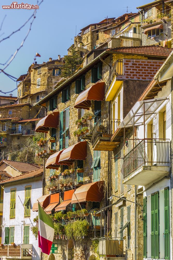 Immagine Veduta di una stradina di Apricale, Imperia, Liguria. Questo bel villaggio medievale, situato nell'hinterland ligure e non lontano dal confine con la Francia, è uno dei più suggestivi paesi d'Italia.