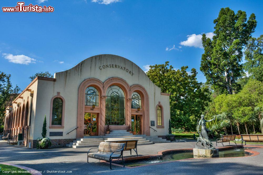 Immagine Veduta esterna del conservatorio dei Giardini Fitzroy a Melbourne, Australia, con una statua e fontana - © Alizada Studios / Shutterstock.com