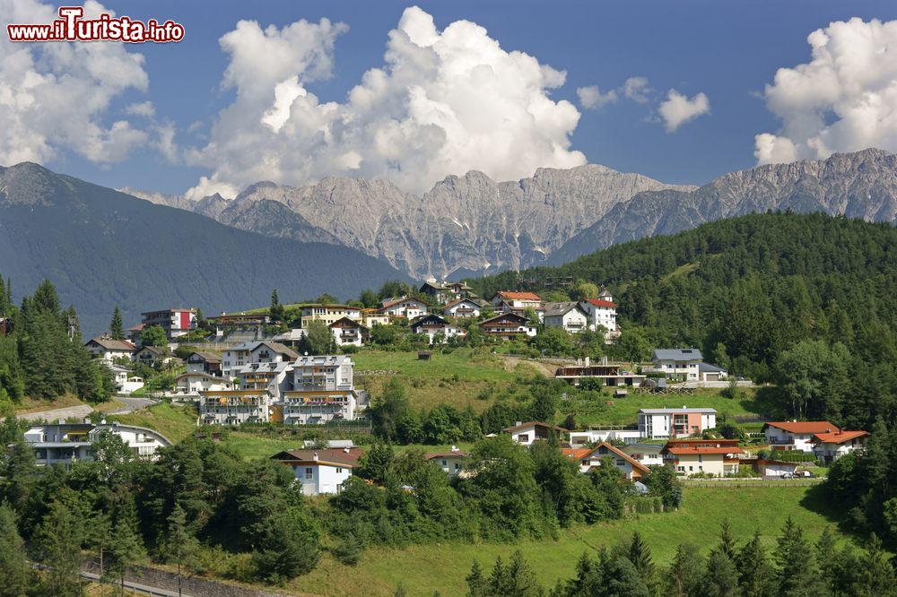 Immagine Veduta estiva della cittadina di Imst, Tirolo, Austria. E' un centro frequentato sia per gli sport estivi che per quelli invernali.