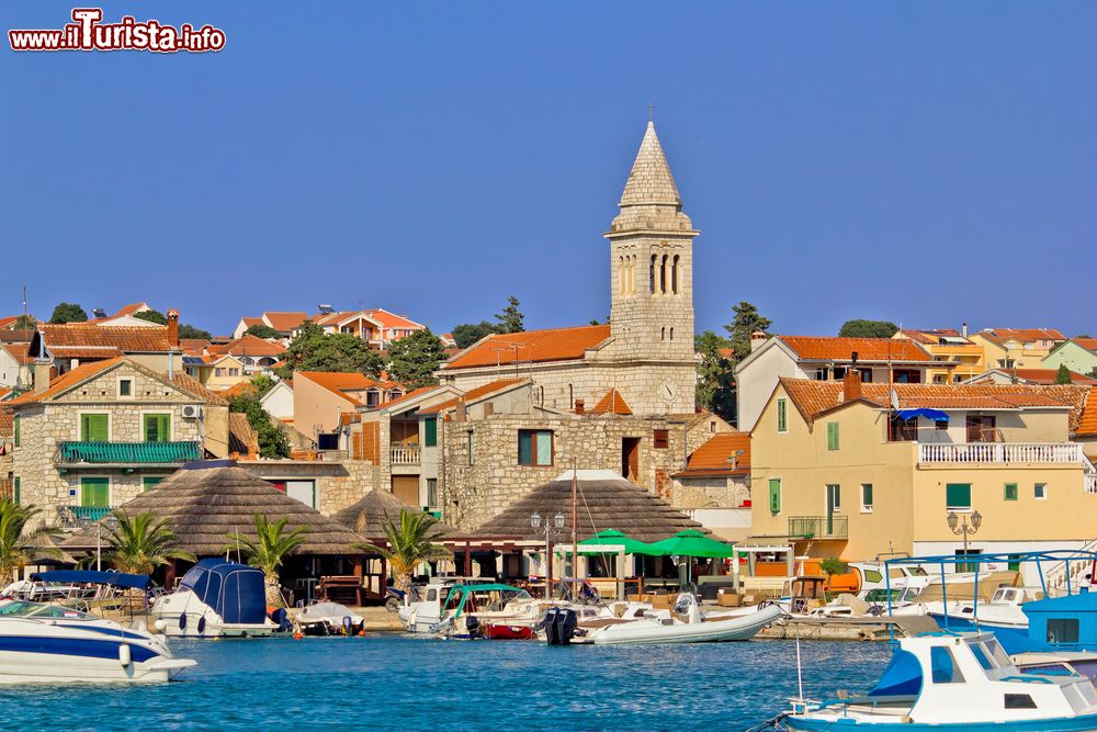 Immagine Veduta estiva della cittadina di Pakostane: lungomare sull'Adriatico (Dalmazia), Croazia.