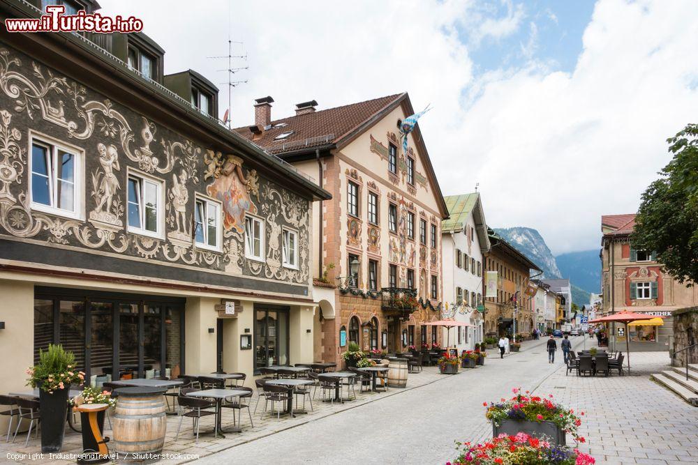 Immagine Veduta estiva della famosa Ludwigstrasse a Garmisch-Partenkirchen, Germania, con i suoi edifici storici - © IndustryAndTravel / Shutterstock.com