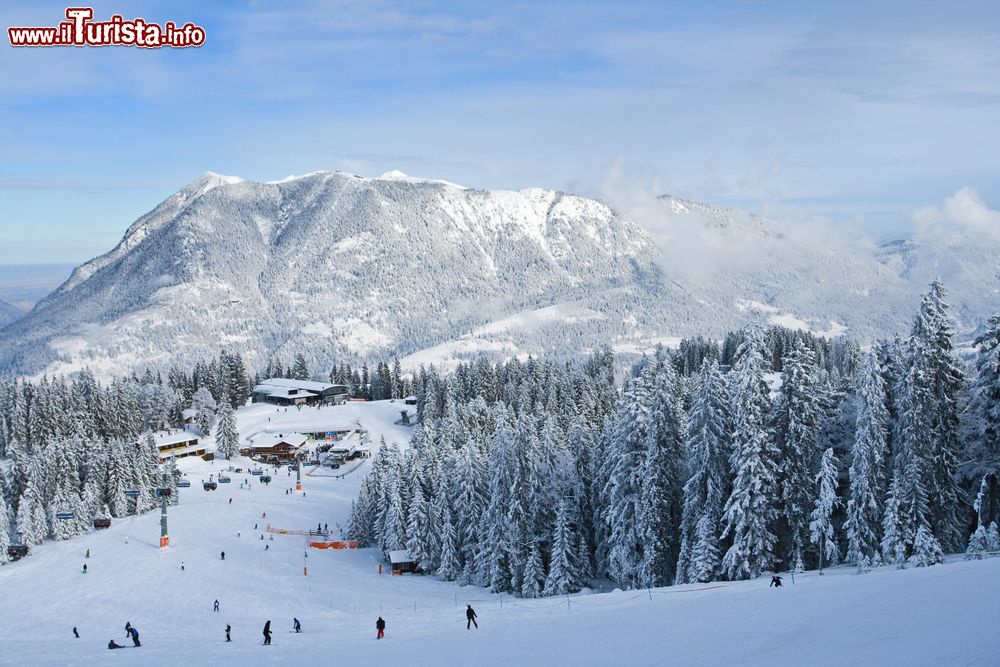 Immagine Veduta innevata delle piste di Garmisch-Partenkirchen con lo ski lift (Germania).